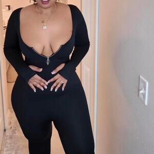 Black bodycon zip front jumpsuit 🖤